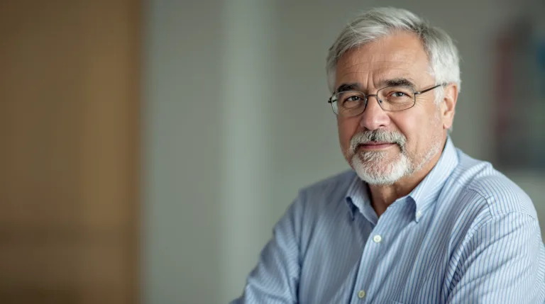 ein geflügelzüchter erklärt, warum hühner nach dem eierlegen gackern und welche bedeutung dieses verhalten hat. erfahren sie mehr über das verhalten von hühnern und ihre kommunikation.